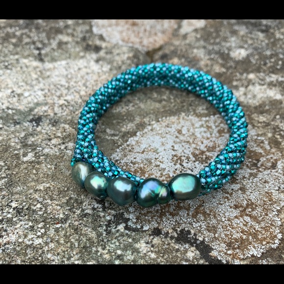 Seed bead and pearl crocheted bracelet - Picture 2 of 5